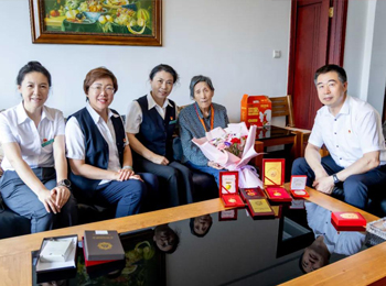 医院党委慰问抗日老战士