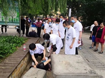 路人倒地 义诊专家齐力抢救