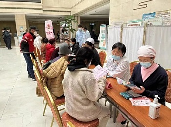 情系三八节 义诊暖人心