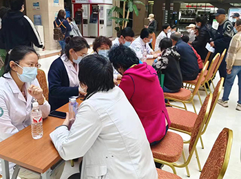 肿瘤中心开展“肿瘤防治宣传周”义诊