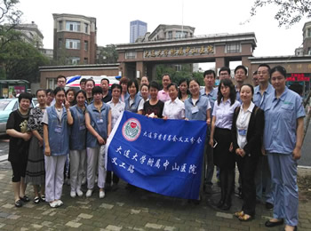 义工进社区美化环境