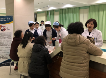 肾内科联合血液净化室开展健康教育咨询