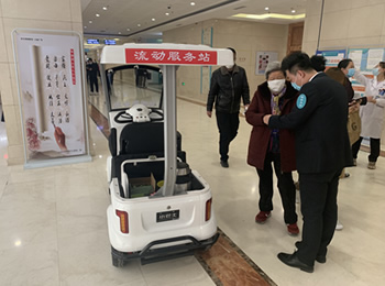 门诊楼里跑小车?