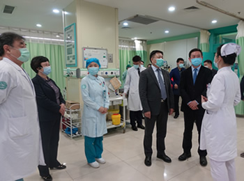 大连市卫健委领导来我院走访慰问一线护理人员